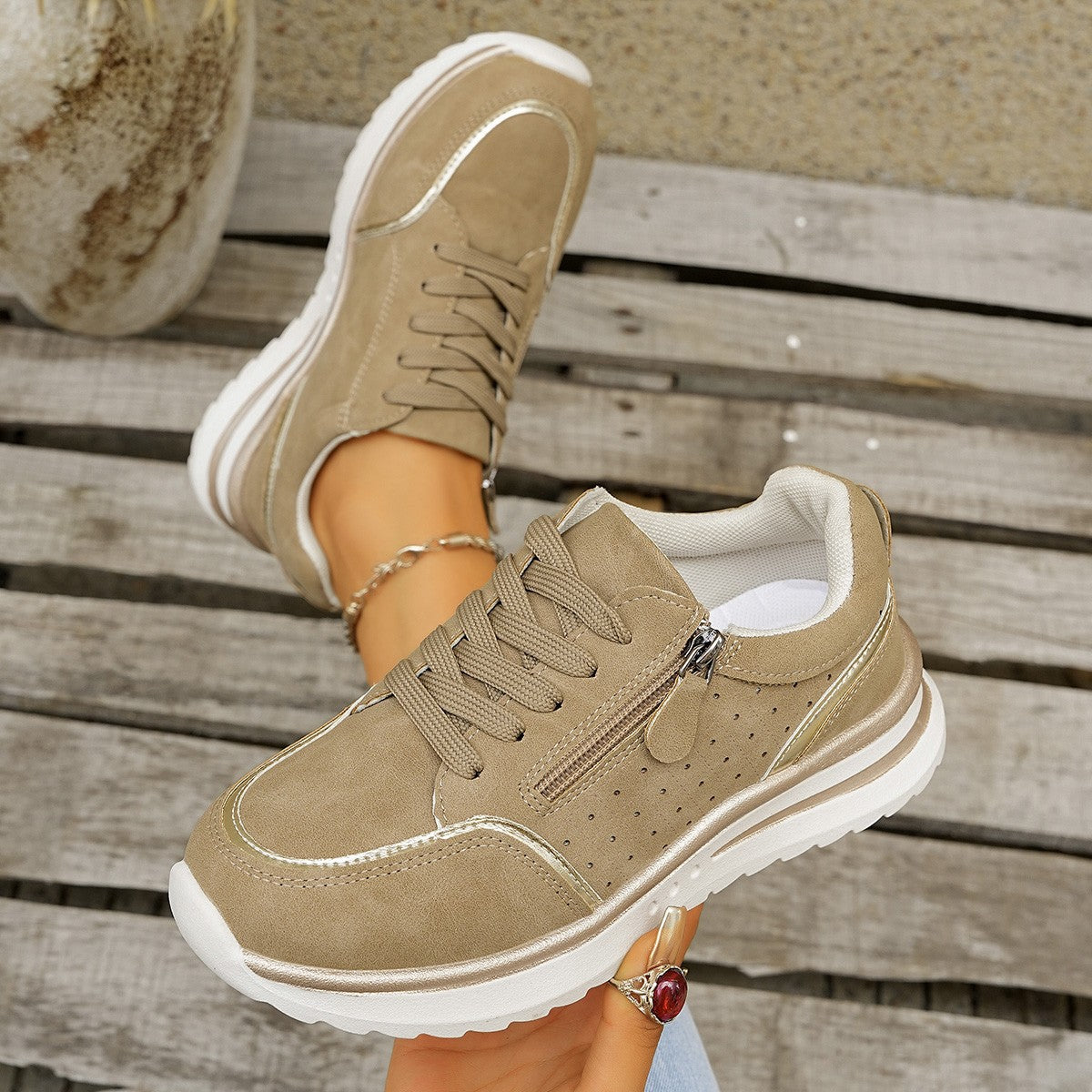 Victoria | Step Sneakers